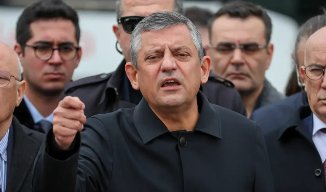 Özel’den Bozbey’e destek Cumhuriyet Halk Parti Genel Başkanı Özgür Özel, tutuklu bulunan Mustafa Bozbey'i