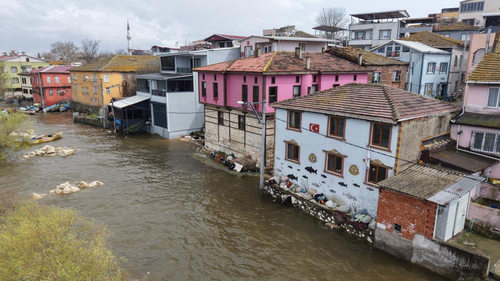 Gölyazı’da Venedik havası Küçük Venedik" olarak nitelendirilen mahallede duvar diplerine kadar gelen su,