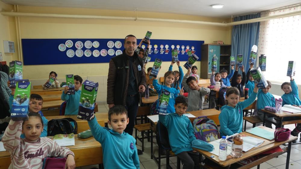 Yıldırım’da 31 okula arıtma, 32 bin öğrenciye matara Bursa'da Yıldırım Belediyesi’nin, çevreye ve insan sağlığına zararlı olan plastik