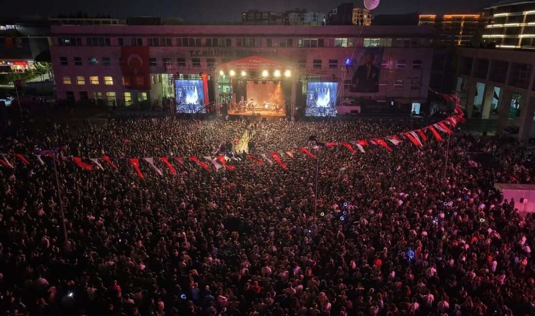 Nilüfer’de binler Cumhuriyet için yürüdü Nilüfer’de 19 Mayıs kutlamalarında binlerce vatandaş FSM Bulvarı’nda yürüdü. Geceye