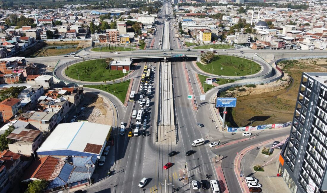 Bursa’da kritik yol trafiğe kapatıldı Bursa’da İstanbul Caddesi üzerindeki terminal yolunda asfalt çalışması nedeniyle trafik