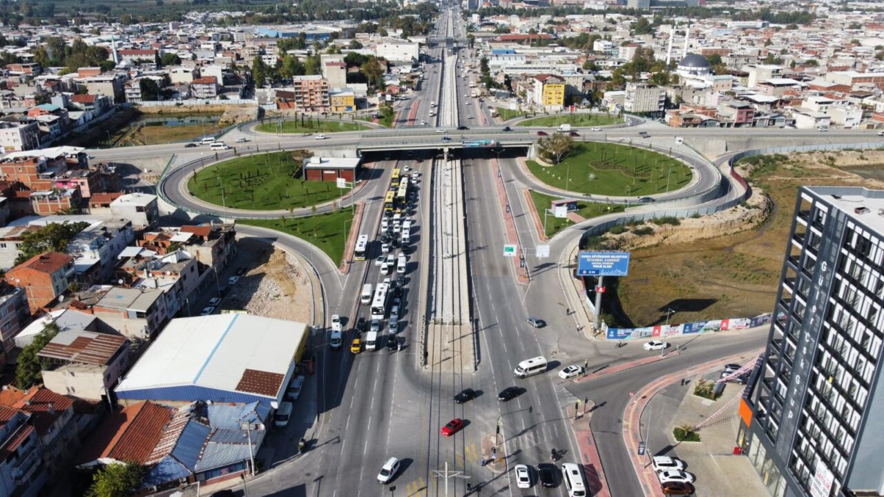 Bursa’da İstanbul Caddesi üzerindeki terminal yolunda asfalt çalışması nedeniyle trafik
