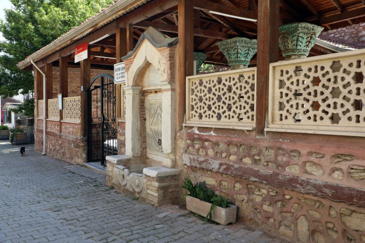 Mudanya Belediyesi, Osmanlı döneminden kalan mezar taşları ve tarihi çeşmeleri