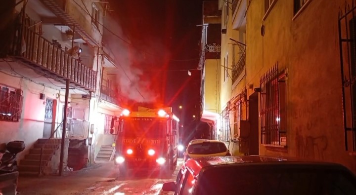 Bursa’da 3 katlı binanın üst katında çıkan alevler mahallede korku
