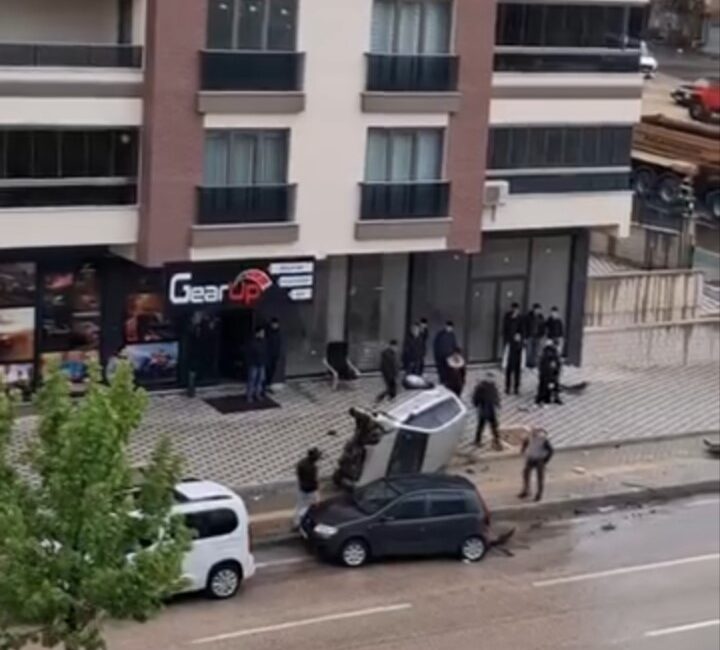 Kontrolden çıkan araç takla attı Bursa’da kontrolden çıkan otomobil takla attı, vatandaşlar aynı noktada sık
