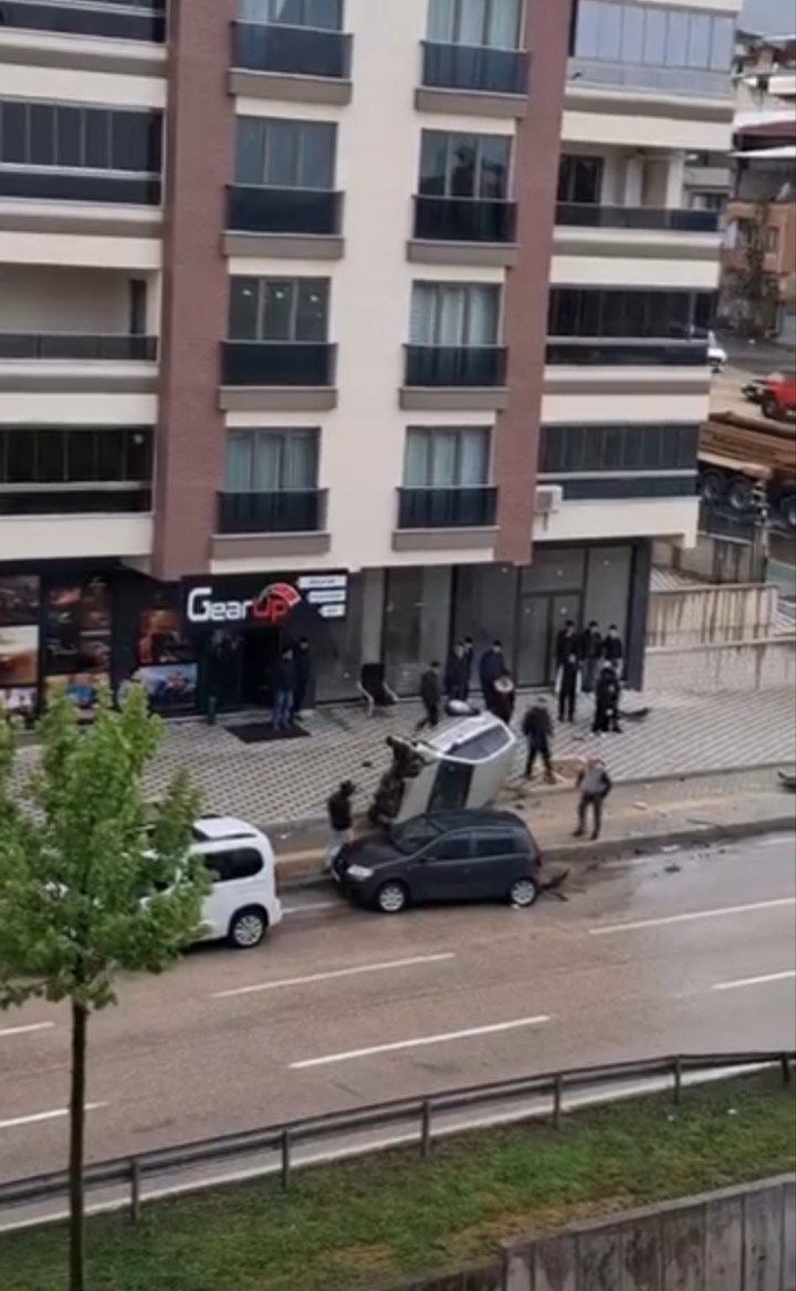 Bursa’da kontrolden çıkan otomobil takla attı, vatandaşlar aynı noktada sık