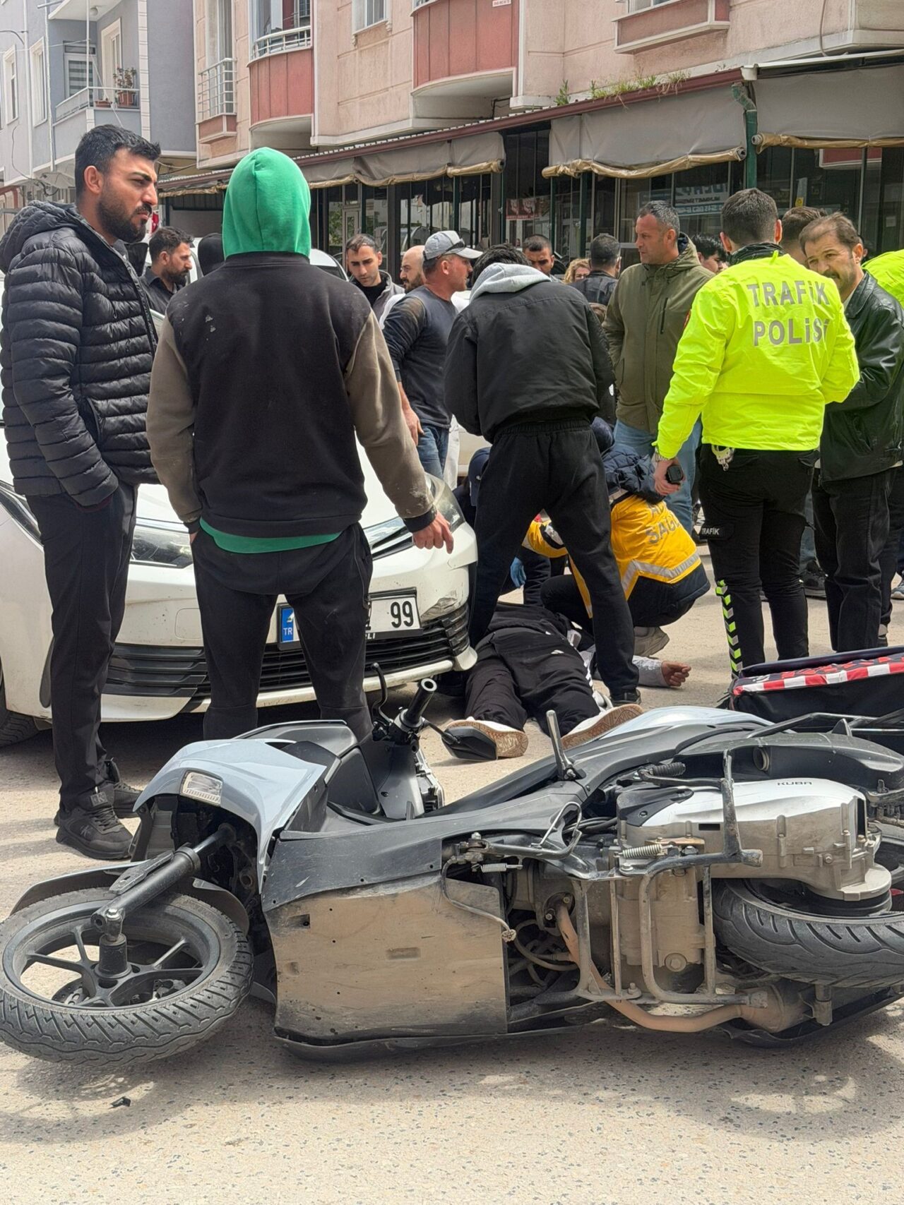 Bursa’nın Karacabey ilçesinde otomobilin çarptığı motosikletli kurye yaralandı, hastaneye kaldırıldı.
