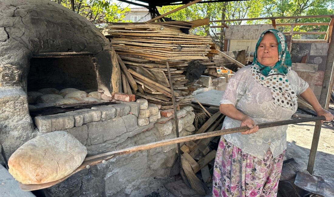 Bursa’da taş fırından çıkan lezzet şaşırtıyor Bursa’da yaşayan Nuran Öz, taş fırında yaptığı ekşi maya köy