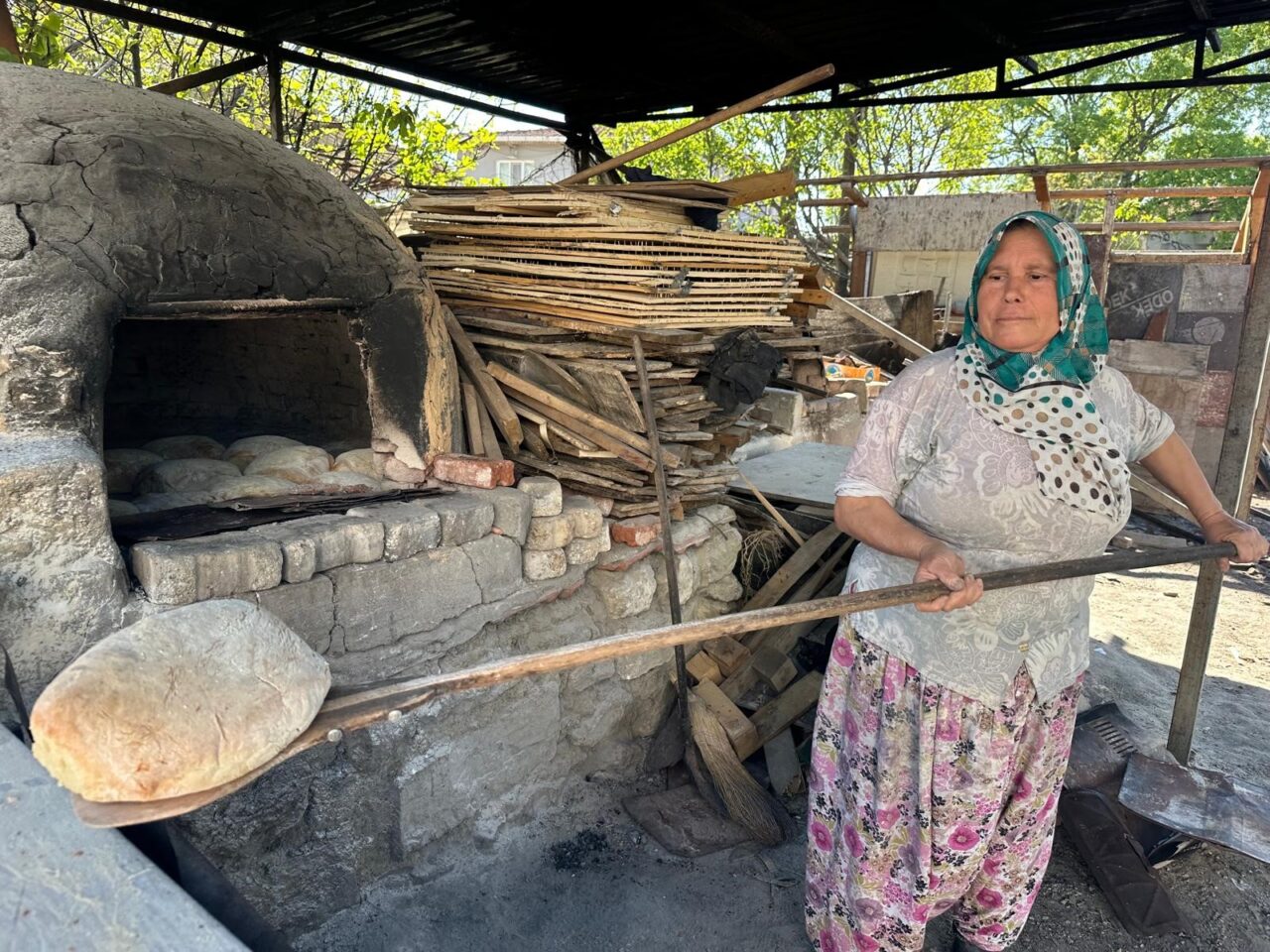Bursa’da yaşayan Nuran Öz, taş fırında yaptığı ekşi maya köy