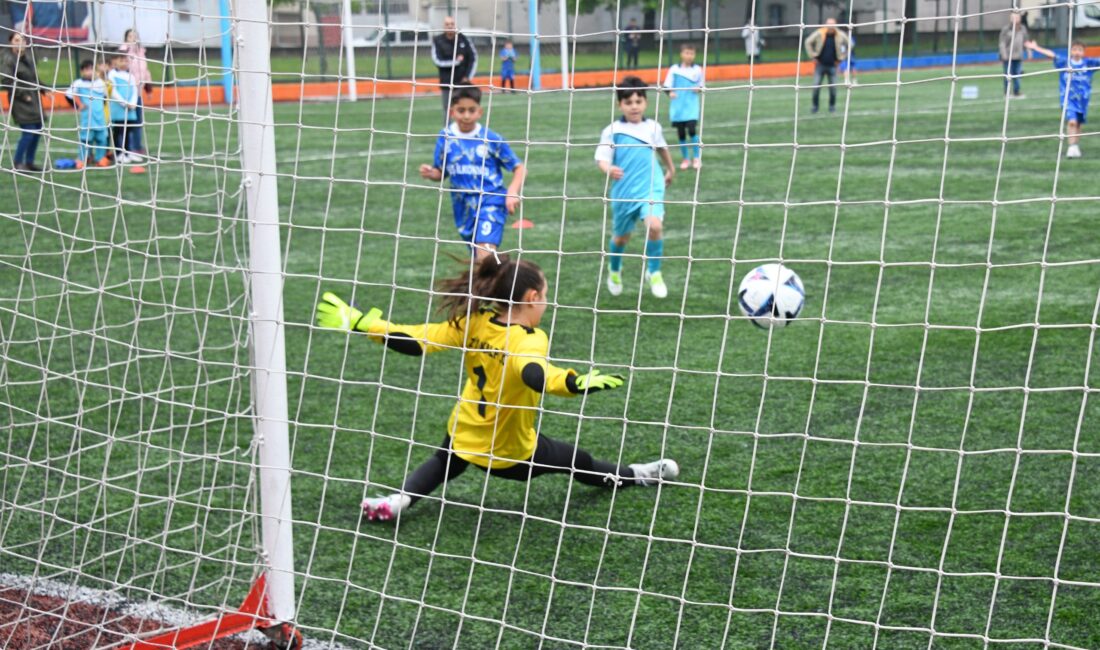 Bursa’da miniklerden büyük mücadele Osmangazi Belediyesi’nin düzenlediği “Minik Timsahlar Futbol Şenliği”, yüzlerce öğrencinin katılımıyla