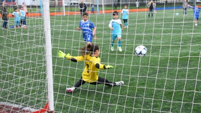 Osmangazi Belediyesi’nin düzenlediği “Minik Timsahlar Futbol Şenliği”, yüzlerce öğrencinin katılımıyla