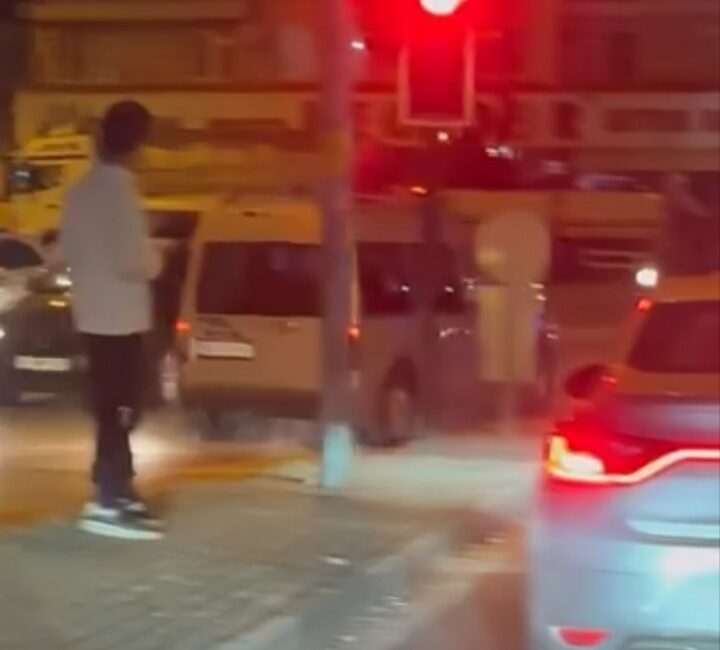 Bursa’da ters şeritte ilerledi Yıldırım’da ters şeride giren hafif ticari araç sürücüsü trafiği birbirine