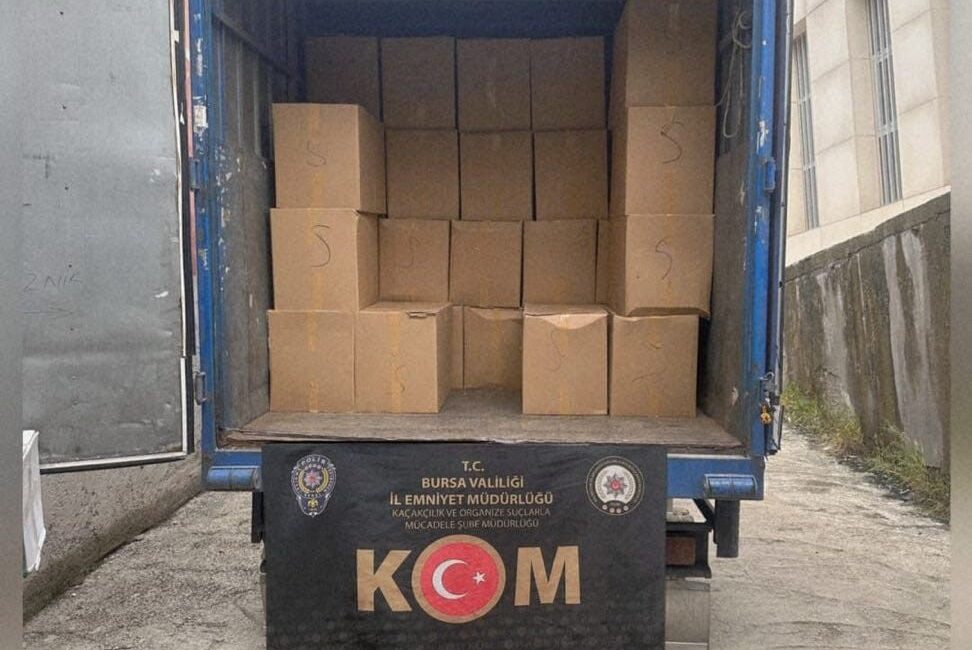 Otoyolda durduruldu! İçinden milyonlar çıktı Bursa’da KOM ekiplerinin düzenlediği operasyonda İstanbul’dan getirilen milyonlarca dolu makaron