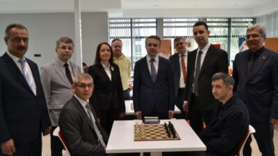 Bursa’da ceza infaz personeli, görev başındaki ciddiyetlerini bu kez satranç