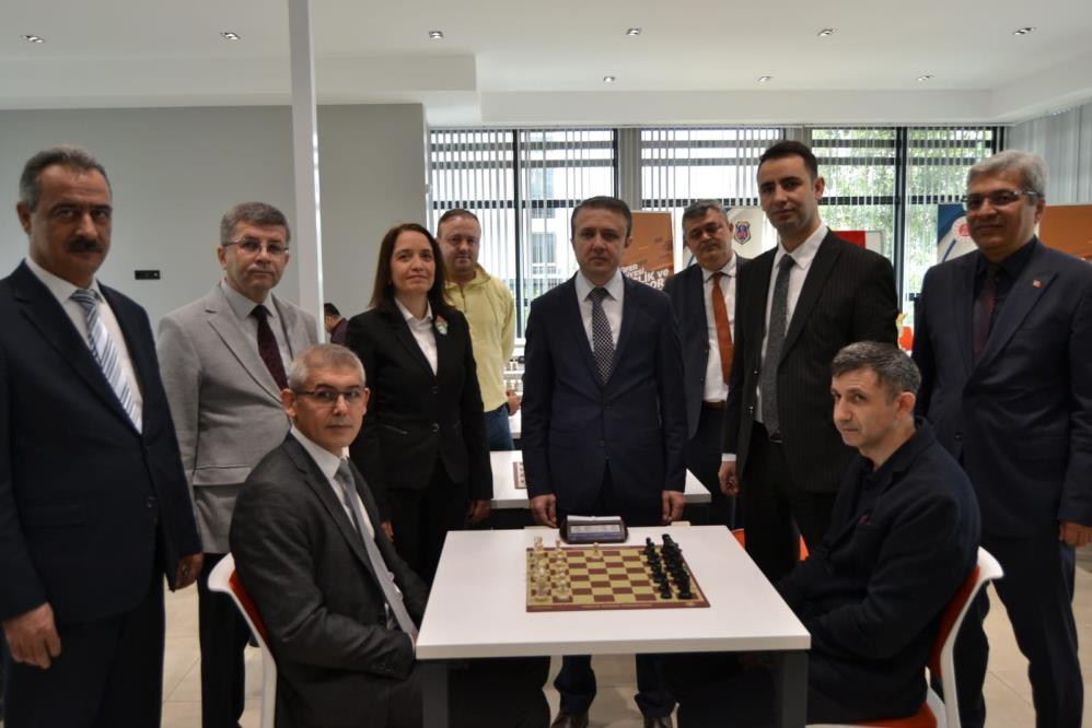 Bursa’da ceza infaz personeli, görev başındaki ciddiyetlerini bu kez satranç
