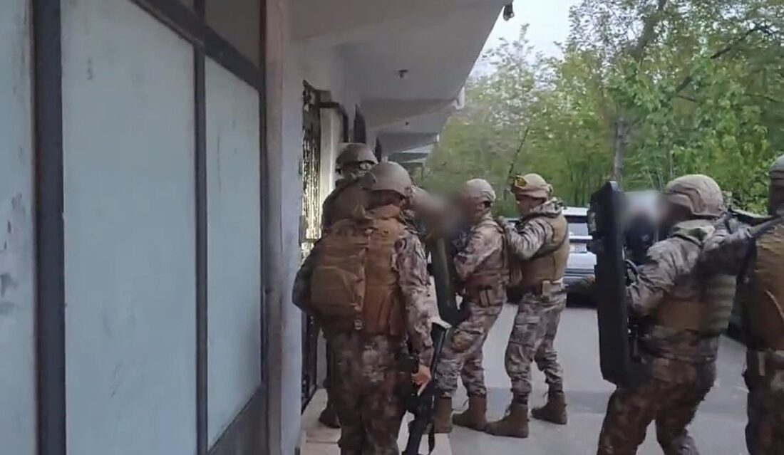 Çiftçileri tuzağa düşüren şebekeye operasyon Bursa merkezli tefecilik operasyonunda özel harekat destekli baskın düzenlendi. Çiftçileri