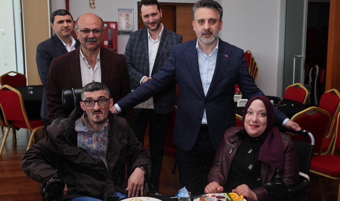 Bir anda salon alkışlarla doldu… Bursa Büyükşehir Belediyesi’nin düzenlediği ‘Engelsiz Bursa Buluşması’nda özel ihtiyaçlı bireylerin