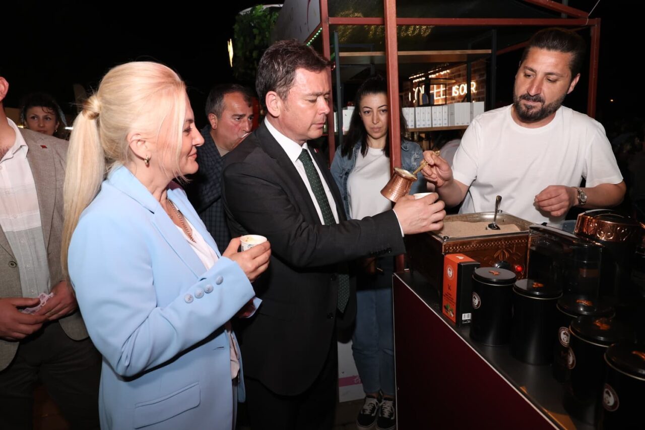 Bursa Kahve Festivali’nde sahne alan Can Bonomo’ya verilen Bursaspor atkısı