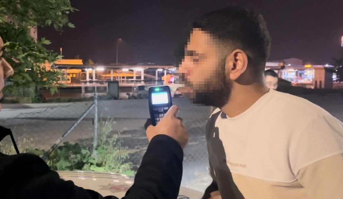Uygulamayı görünce bir anda çorbacıya kaçtı! Bursa’da polis uygulamasını gören sürücü aracını çorbacının önüne park etti.
