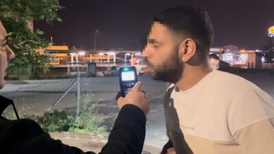Bursa’da polis uygulamasını gören sürücü aracını çorbacının önüne park etti.