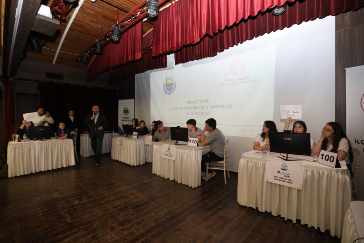 İnegöl’de liseler arasında düzenlenen “İegöl’ü Tanıyorum” bilgi yarışmasının finalinde gençler