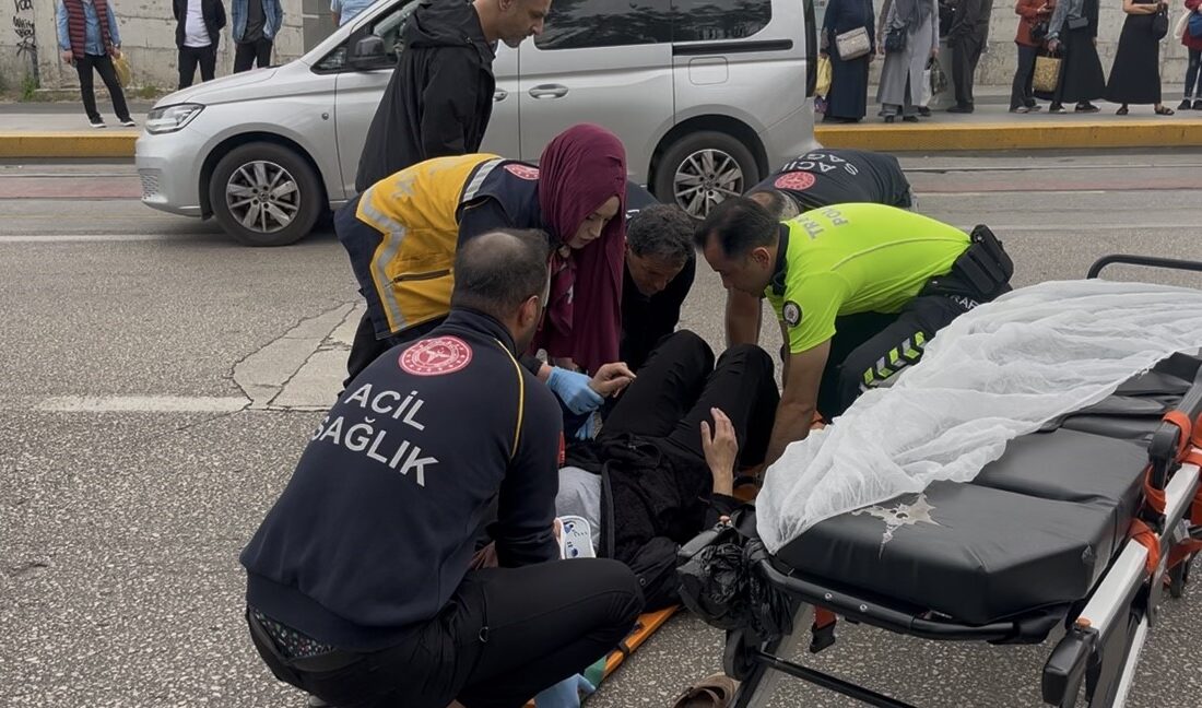 Bursa’da alt geçidi kullanmayıp yolun karşısına geçmek isteyen yaya, otomobilin