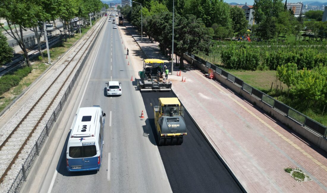 Bursa Büyükşehir Belediyesi tarafından İstanbul Yolu üzerinde başlatılan asfalt yenileme