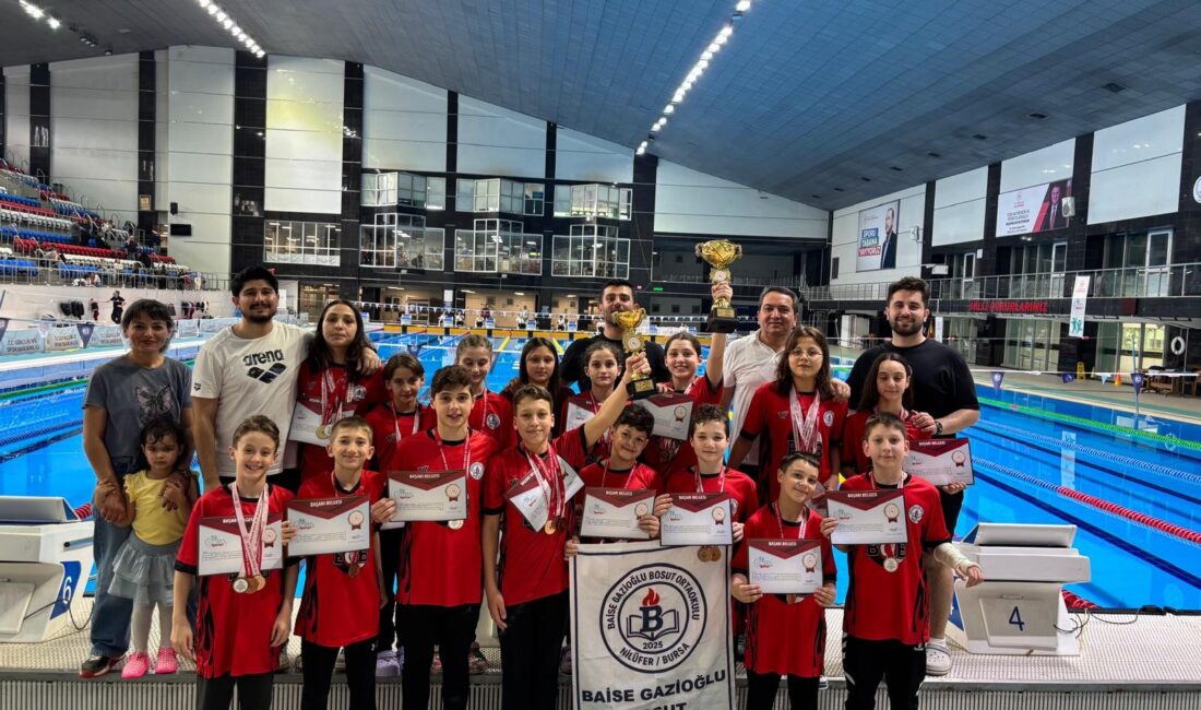Bursa’daki okul Türkiye şampiyonu oldu Baise Gazioğlu Bosut Ortaokulu öğrencileri, Küçük Kızlar Yüzme Türkiye Şampiyonası’nda