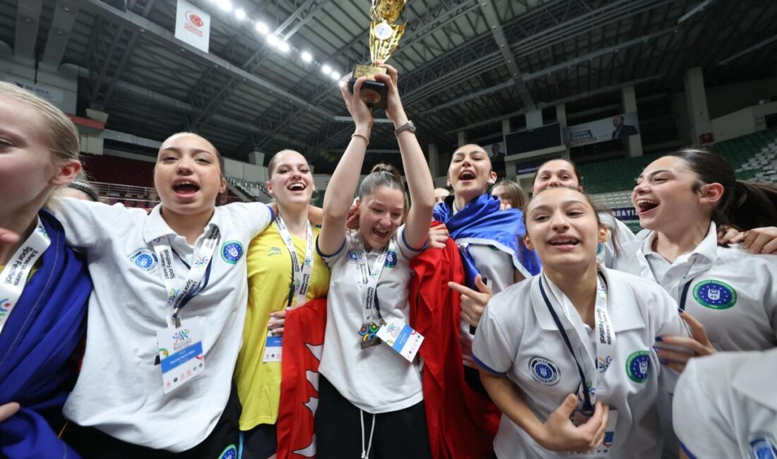 Bursa’daki dev turnuvada şampiyon KKTC oldu 9 takımın mücadele ettiği Uluslararası U16 Kızlar Basketbol Turnuvası’nda şampiyonluk