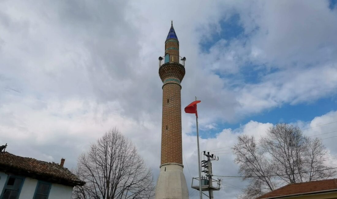 Köyde Sadece Minare Kaldı, Görenler Şaşkın! Bursa’nın İnegöl ilçesinde camisi yıkılan mahallede geriye sadece yüz yılı