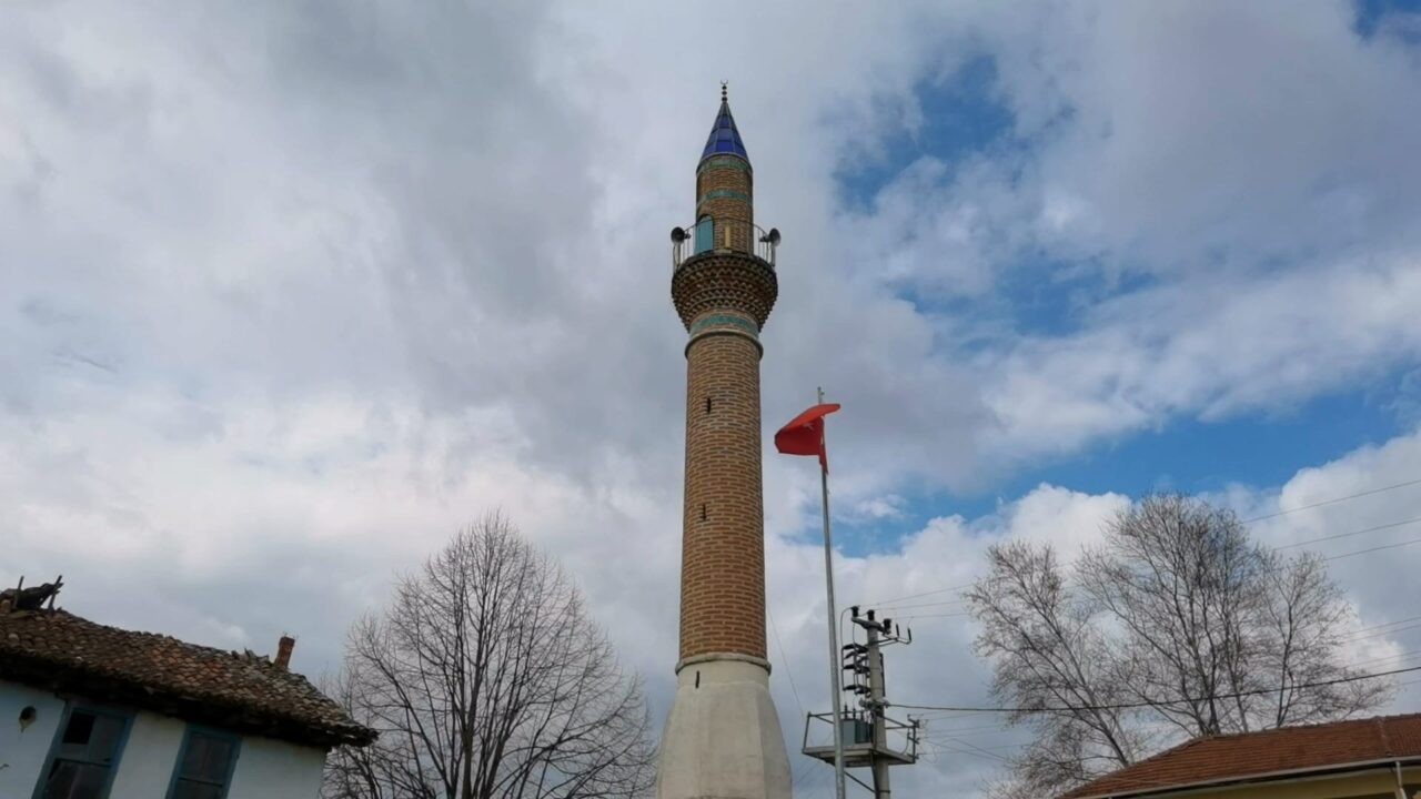 Bursa’nın İnegöl ilçesinde camisi yıkılan mahallede geriye sadece yüz yılı