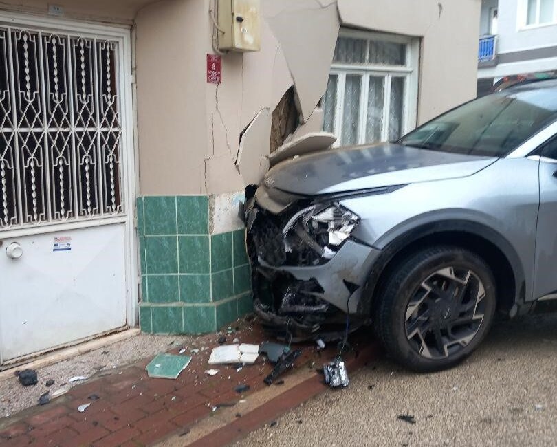 Cip kontrolden çıkıp duvara çarptı İnegöl’de otomobil ile cipin çarpıştığı kazada cip savrularak eve girdi.