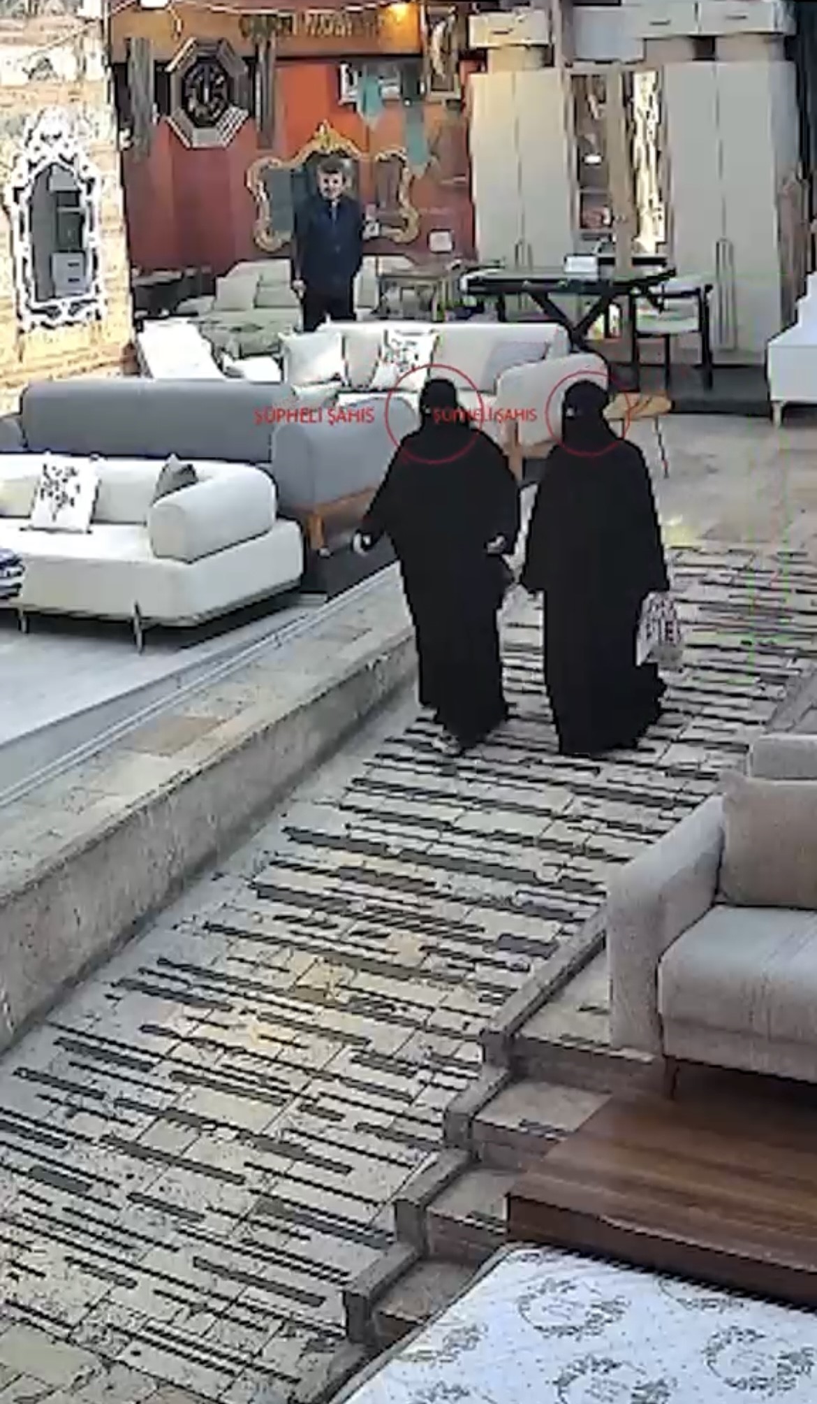 Bursa’da çarşı ve pazarlarda kadınları takip ederek yankesicilik yaptıkları öne