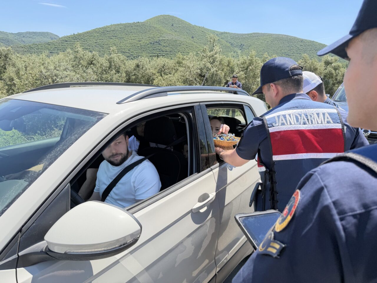 Bursa’da bayram denetimlerini artıran jandarma ekipleri, sürücülere hem trafik uyarıları