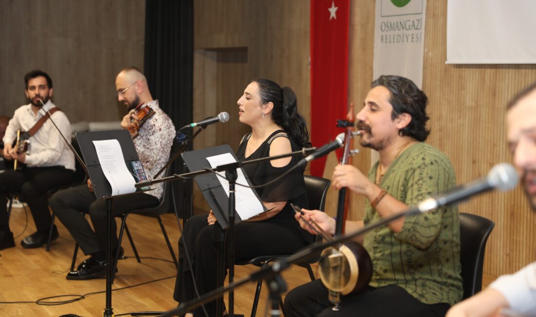 Bursa’da türküler hep bir ağızdan söylendi Bursa’nın fethinin 700. yılı etkinlikleri kapsamında düzenlenen “Anadolu Türküleri” konserinde