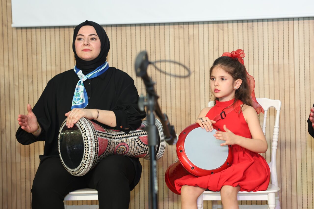 Osmangazi Belediyesi’nin Anneler Günü’ne özel düzenlediği etkinlikte anneler ve kızları