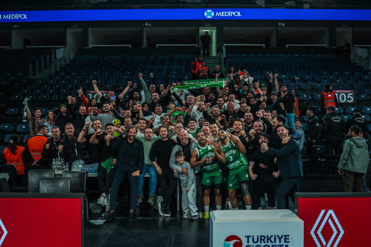 Bursaspor Basketbol; İstanbul'da Ufuk Sarıca'nın çalıştırdığı takımı 83-82 yendi.
