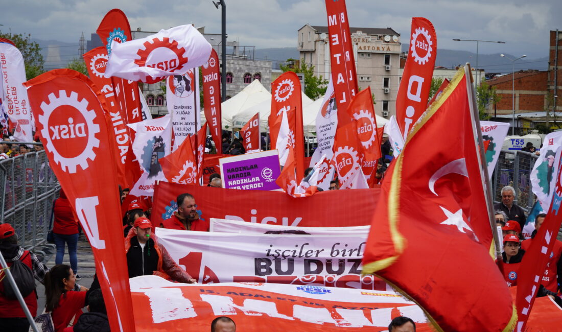 Bursa’da 1 Mayıs yürüyüşü dikkat çekti Bursa’da 1 Mayıs Emek ve Dayanışma Günü’nde binlerce kişi Osmangazi’den