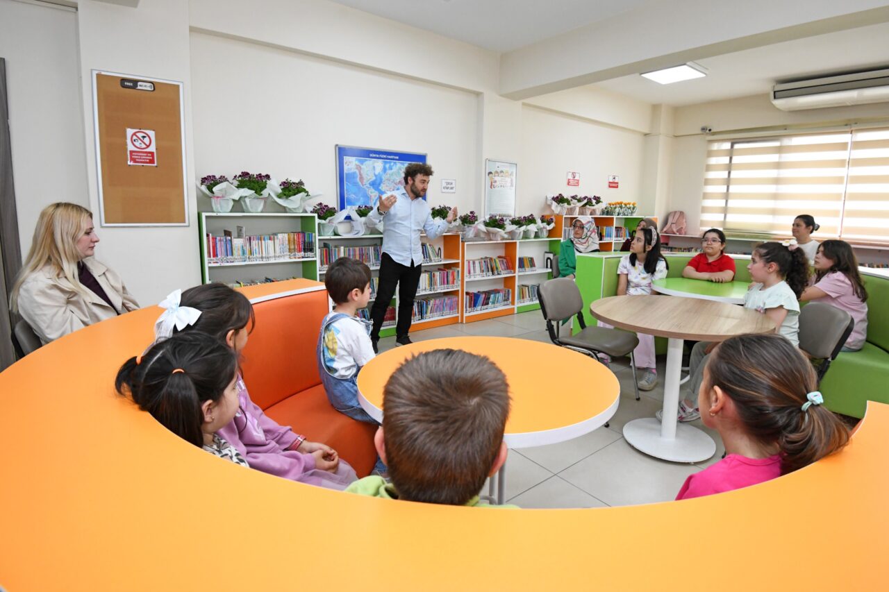 Osmangazi Belediyesi’nin düzenlediği “Hayatımın İlk Kütüphanesi Annem” etkinliğinde anneler ve