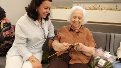 Osmangazi’de kursiyerler ile huzurevi sakinlerinin bir araya geldiği etkinlikte duygu
