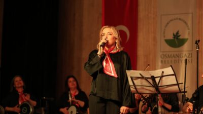 Osmangazi’de sahne alan kadın ritim topluluğu, performansıyla izleyenlere unutulmaz bir