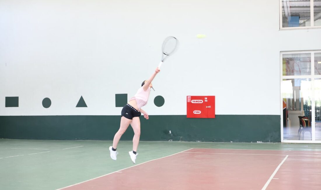 Bursa’da gençler kortta buluştu Osmangazi Belediyesi tarafından düzenlenen 19 Mayıs Tenis Turnuvası başladı. Bursa’nın