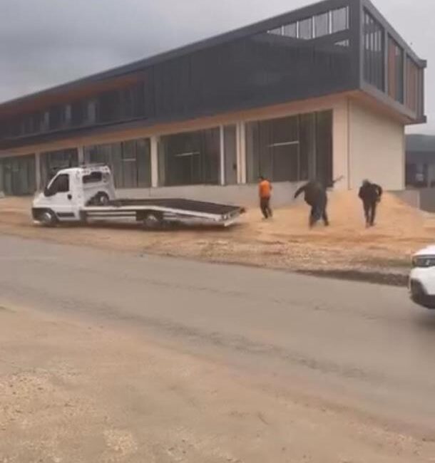 Esnafın üzerine sürdü Bursa'da çekici sürücüsü ile esnaf arasında çıkan tartışma kısa sürede