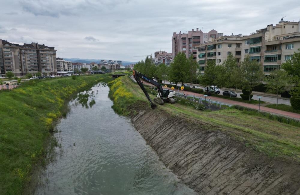 Nilüferin derelerini ıslah ediyor Bursa Büyükşehir Belediyesi BUSKİ Genel Müdürlüğü, kent genelinde sürdürdüğü dere