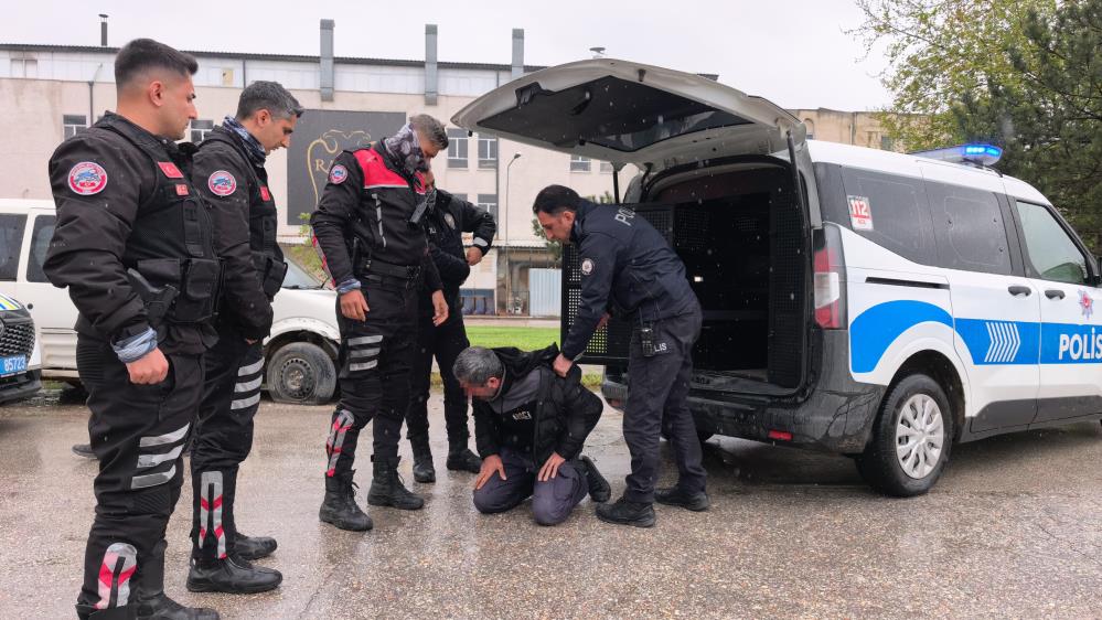 Ehliyetsiz sürücü göz altına alındı Bursa’nın İnegöl ilçesinde, polise mukavemet gösteren ehliyetsiz motosiklet sürücüsü gözaltına