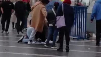 Bursa’da şemsiye satarak geçimini sağlayan engelli bir vatandaş, kimliği henüz