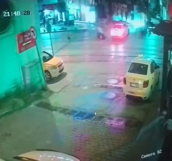 Hatalı dönüş ve yine kaza Bursa'nın Osmangazi ilçesinde otomobil ile motosikletin çarpıştığı kazada 1 kişi