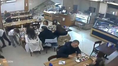 Bursa’da ailesiyle birlikte restoranda yemek yiyen küçük bir kızın nefes
