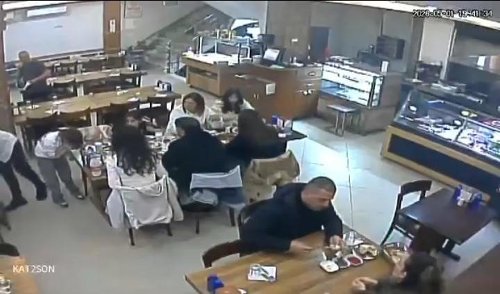 Nefes borusuna yemek kaçtı Bursa’da ailesiyle birlikte restoranda yemek yiyen küçük bir kızın nefes