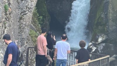 Bursa’nın Kestel ilçesine bağlı Derekızık Mahallesi’ne 3 kilometre mesafede, kayalıklar